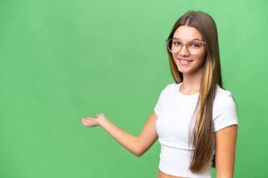 İzole edilmiş geçmişi olan beyaz bir kız. Davet edilmek için ellerini yana uzatıyor.