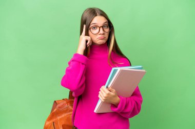 Kafkas kökenli genç bir kız bir fikir düşünüyor.