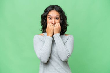 Arjantinli genç bir kadın izole edilmiş geçmişinde gergin ve korkmuş bir şekilde elleriyle suni teneffüs yapıyor.