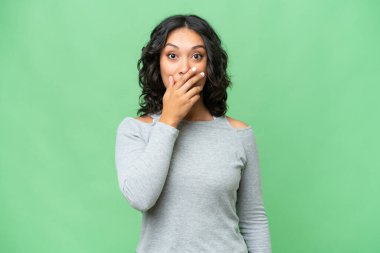 Arjantinli genç bir kadın izole edilmiş arka planda şaşırmış ve şok olmuştu.