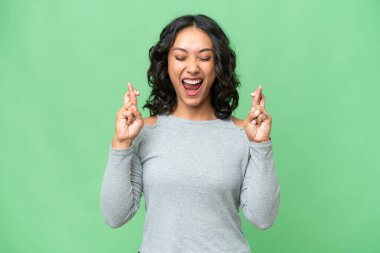 Arjantinli genç bir kadın izole edilmiş arka planda şans diliyor