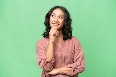 Arjantinli genç bir kadın, izole edilmiş bir geçmişi araştırırken bir fikir düşünüyor.