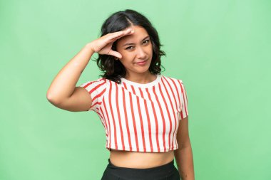 Arjantinli genç bir kadın, izole edilmiş bir geçmişi var. Bir şeye bakmak için uzaklara bakıyor.