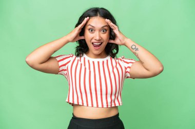 Arjantinli genç bir kadın, izole edilmiş, sürpriz bir ifadeyle.