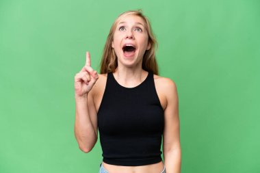 Tecrit edilmiş genç sarışın kadın yukarı bakıyor ve şaşırıyor.