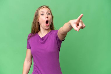 İzole edilmiş arka planda genç sarışın kadın.