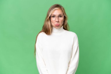 Üzgün bir ifadeyle izole edilmiş genç sarışın kadın.