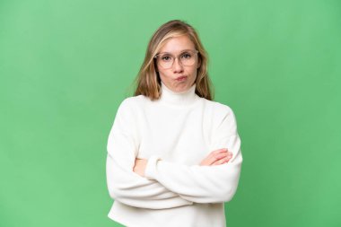 Tecrit edilmiş genç sarışın kadın üzgün hissediyor.