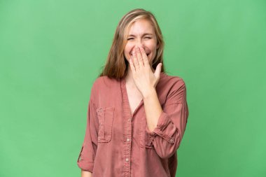 Soyutlanmış arka planda genç sarışın kadın mutlu ve gülümsüyor.