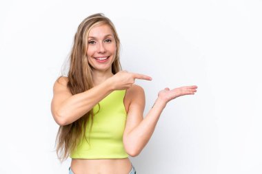 Beyaz arka planda izole edilmiş genç beyaz kadın bir ilan vermek için avucunun içinde hayali bir fotokopi makinesi tutuyor.