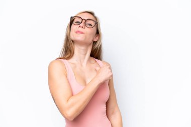 Beyaz arka planda soyutlanmış, gururlu ve kendini beğenmiş beyaz bir kadın.