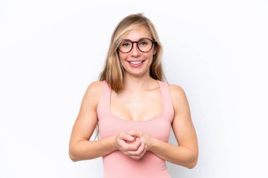 Beyaz arka planda izole edilmiş genç beyaz kadın gülüyor.