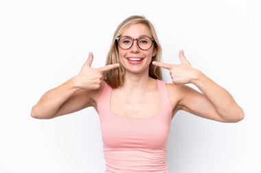 Beyaz arka planda izole edilmiş genç beyaz bir kadın baş parmak hareketi yapıyor.
