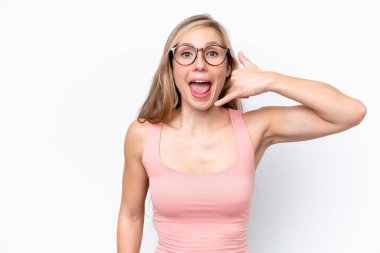 Beyaz arka planda izole edilmiş beyaz bir kadın telefon jesti yapıyor. Bana geri dönüş işareti ver.