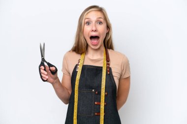 Genç sarışın terzi kadın, beyaz arka planda izole edilmiş, şaşırmış yüz ifadesi var.