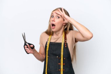 Beyaz arka planda izole edilmiş genç sarışın terzi yan tarafa bakarken sürpriz jest yapıyor.