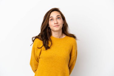 Beyaz arka planda izole edilmiş beyaz bir kadın var.