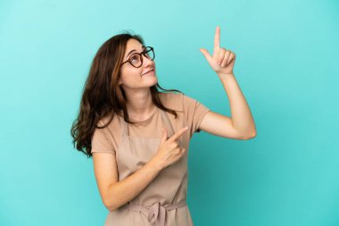 Restoran garsonu işaret parmağıyla işaret etmek harika bir fikir.