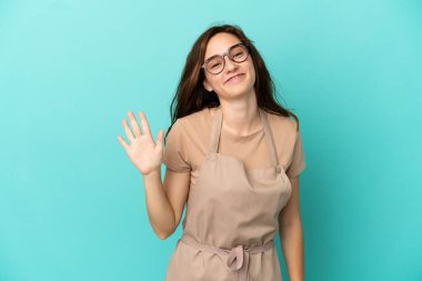 Restoran garsonu mutlu bir ifadeyle selamlıyor.