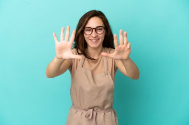 Restoran garsonu parmaklarıyla dokuza kadar sayıyor.