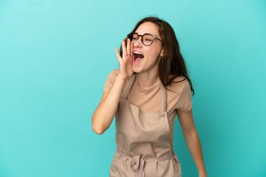 Restoran garsonu ağzı sonuna kadar açık bağırıyor.