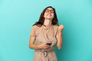 Telefonlu restoran garsonu zafer pozisyonunda.