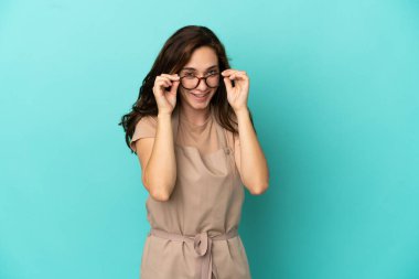 Gözlüklü ve şaşkın bir restoran garsonu.