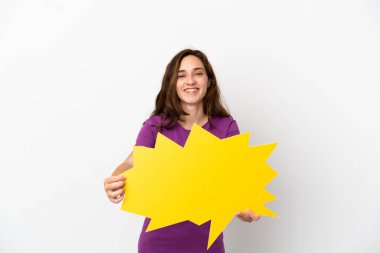 Beyaz arka planda izole edilmiş beyaz bir kadın boş bir konuşma balonu tutuyor.