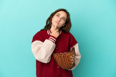 Beyzbol oynayan beyaz bir kadın, mavi arka planda soyutlanmış, yukarı bakarken şüpheleri var.