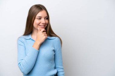 Genç Litvanyalı bir kadın beyaz arka planda izole edilmiş, yana bakıyor ve gülümsüyor.