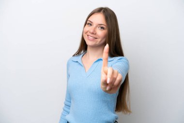 Genç Litvanyalı kadın beyaz arka planda izole edilmiş ve parmağını kaldırıyor.