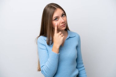 Litvanyalı genç bir kadın beyaz arka planda izole edilmiş.