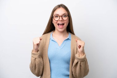 Genç Litvanyalı kadın beyaz arka planda tek başına zaferi kutluyor.