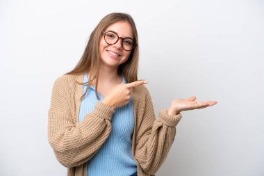 Genç Litvanyalı bir kadın, beyaz arka planda izole edilmiş bir şekilde, bir ilan vermek için avucunda hayali bir fotokopi makinesi tutuyor.