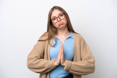 Beyaz arka planda izole edilmiş genç Litvanyalı kadın avuç içlerini bir arada tutuyor. İnsan bir şey ister.