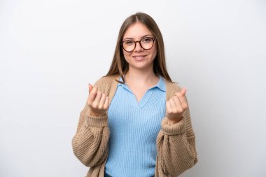 Genç Litvanyalı kadın beyaz arka planda izole edilmiş para hareketi yapıyor.