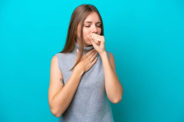 Genç Litvanyalı bir kadın mavi arka planda çok öksürüyor.