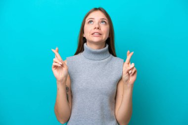 Genç Litvanyalı kadın mavi arka planda izole edilmiş, şans diliyor ve en iyisini diliyor.