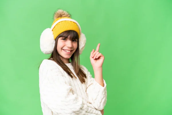 Kleines Kaukasisches Mädchen Trägt Wintermützen Über Isoliertem Hintergrund Und Zeigt — Stockfoto