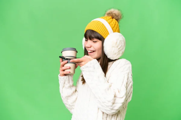 Menina Caucasiana Vestindo Regalos Inverno Sobre Fundo Isolado Segurando Café — Fotografia de Stock