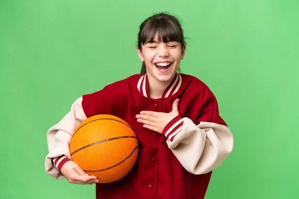 小さいですCaucasian女の子遊びバスケットボール上の隔離された背景笑顔多く — ストック写真