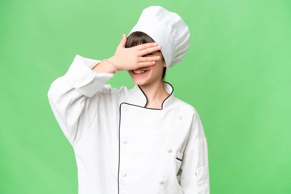Pequeña Chica Chef Caucásica Sobre Fondo Aislado Cubriendo Los Ojos — Foto de Stock
