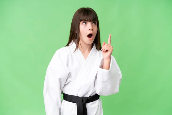 Niña Caucásica Haciendo Karate Sobre Fondo Aislado Pensando Una Idea —  Fotos de Stock