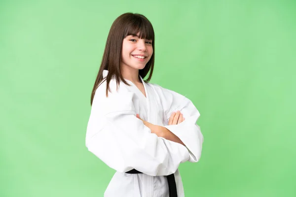 Malá Běloška Dělá Karate Přes Izolované Pozadí Zkříženými Pažemi Těšíme — Stock fotografie