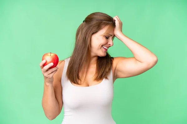 Frau Mittleren Alters Mit Einem Apfel Vor Isoliertem Hintergrund Hat — Stockfoto