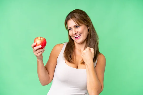 Frau Mittleren Alters Mit Einem Apfel Vor Isoliertem Hintergrund Feiert — Stockfoto