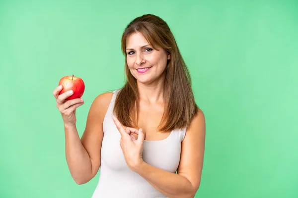 Femme Âge Moyen Avec Une Pomme Sur Fond Isolé Pointant — Photo