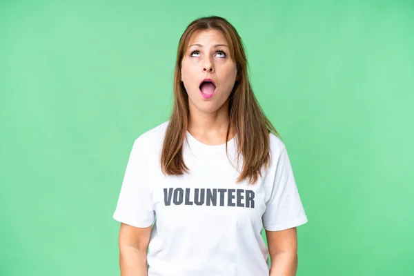 Mujer Voluntaria Mediana Edad Sobre Fondo Aislado Mirando Hacia Arriba —  Fotos de Stock