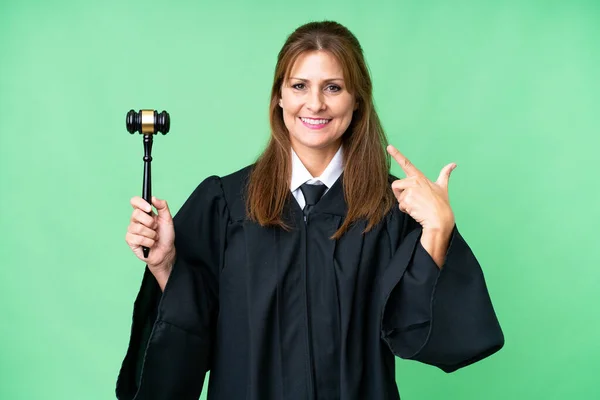Soudce Běloška Žena Přes Izolované Pozadí Dává Palce Nahoru Gesto — Stock fotografie