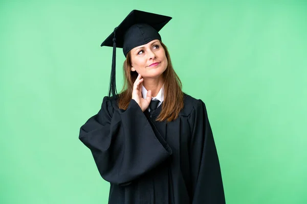 Mulher Graduação Universitária Meia Idade Sobre Fundo Isolado Pensando Uma — Fotografia de Stock